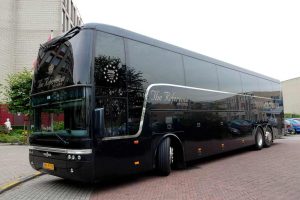 Zwarte bus op straat. Bus huren
